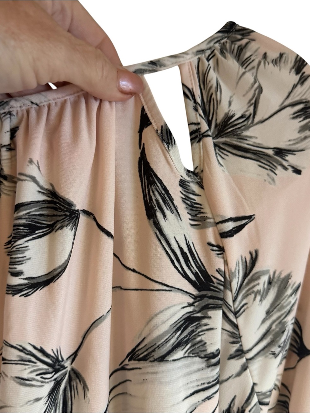 Roz & Ali Blush Pink Floral Top w/Cut-out neckline detail PLUS: 2X #Y - Picture 9 of 12